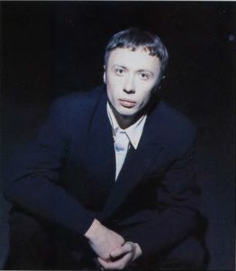  На ночной дороге в смокинге с чужого плеча. Фото на перове письмо редактора, 1995. Фото Влад Локтев.