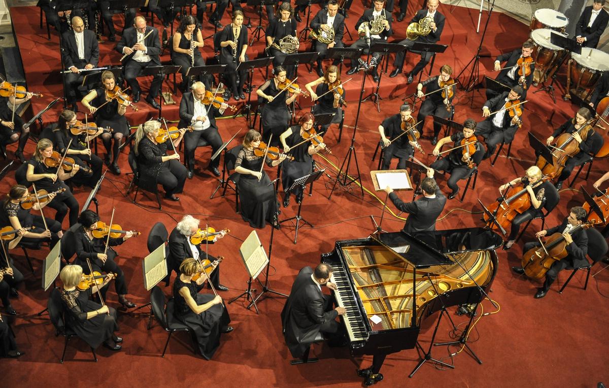 Симфония для скрипки с оркестром. Симфонический оркестр Сараево. Виды симфонического оркестра. Рояль в симфоническом оркестре. Оркестр с роялем.