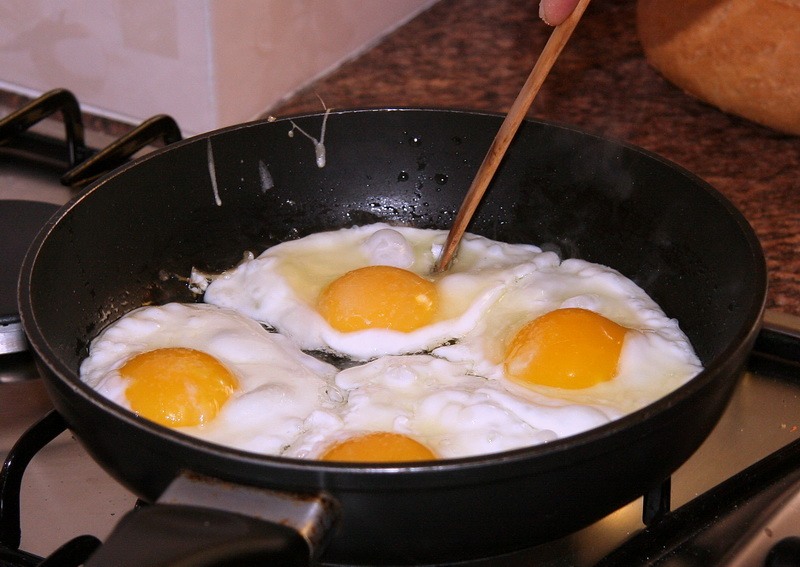 Яичница глазунья 3 яйца. Яичница. Сковородка для яичницы. Яичница глазунья. Сковорода для глазуньи.